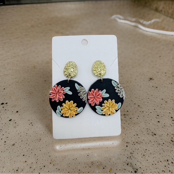 Boho-Chic Floral Daisy Polymer Clay Earrings - Picture 1 of 3